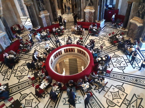 Café in der Kuppelhalle des Kunsthistorischen Museums Wien von oben gesehen
