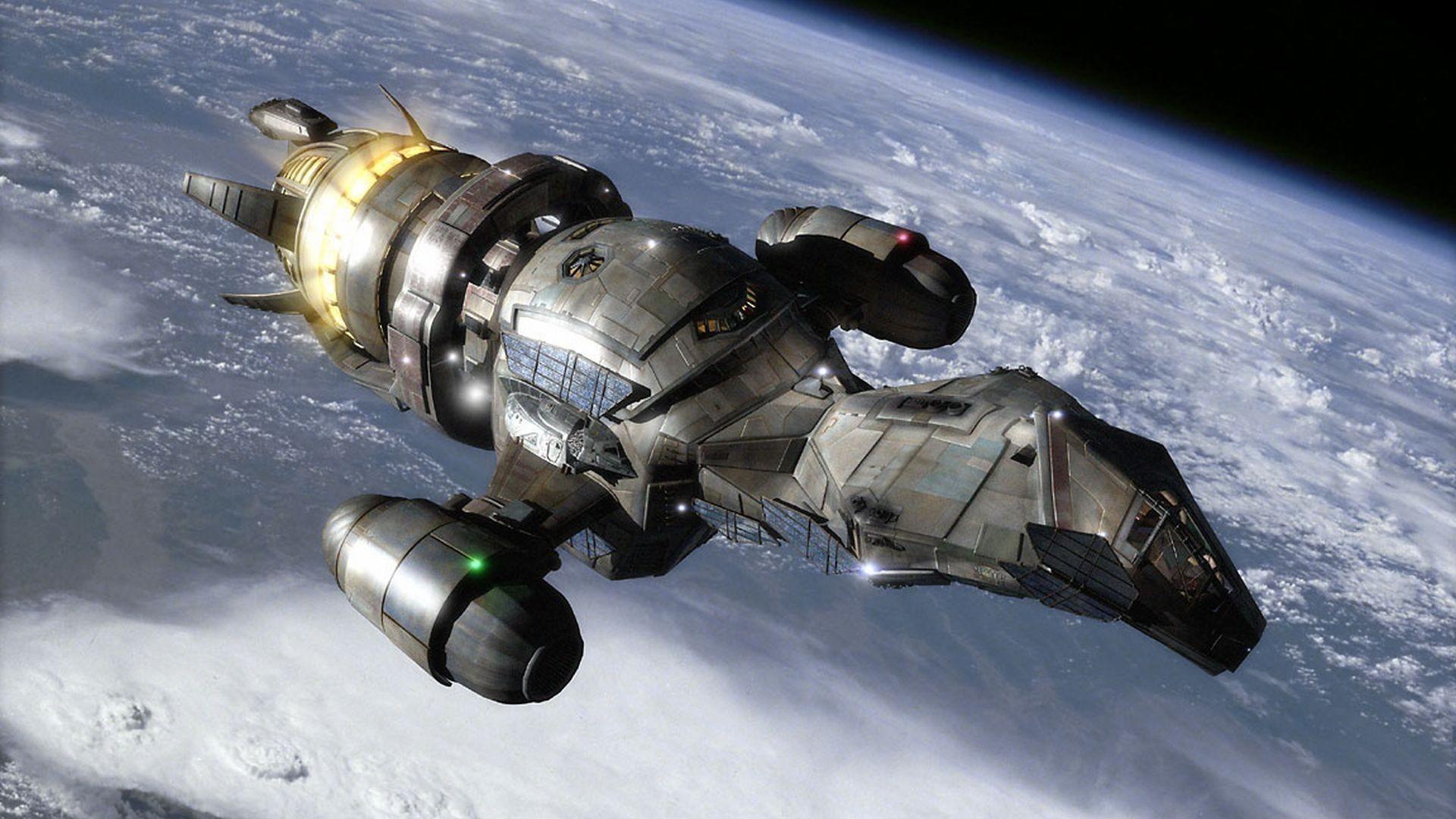 ​Ein detailliertes Science-Fiction-Raumschiff, die Serenity der Firefly-Klasse, schwebt in der oberen Erdatmosphäre. Das Schiff hat eine markante, organische Form, die an ein Insekt erinnert, mit einem vorderen Cockpit-Bereich als "Kopf", einem breiten Rumpf und zwei großen, seitlich montierten Triebwerksgondeln. Die Hülle besteht aus abgenutzten, bräunlichen und grauen Metallplatten, was dem Schiff ein gebrauchtes "Space-Western"-Aussehen verleiht.
​Das Heck des Schiffes leuchtet intensiv gelb-orange durch den aktiven Antrieb. Im Hintergrund ist die Krümmung der Erde mit strahlend blauen Ozeanen und einer dichten, weißen Wolkendecke unter einem tiefschwarzen Weltraum zu sehen. Das Sonnenlicht trifft von der Seite auf das Schiff und erzeugt starke Kontraste sowie kleine Lichtreflexe an den Fenstern und Kanten der Metallhülle.