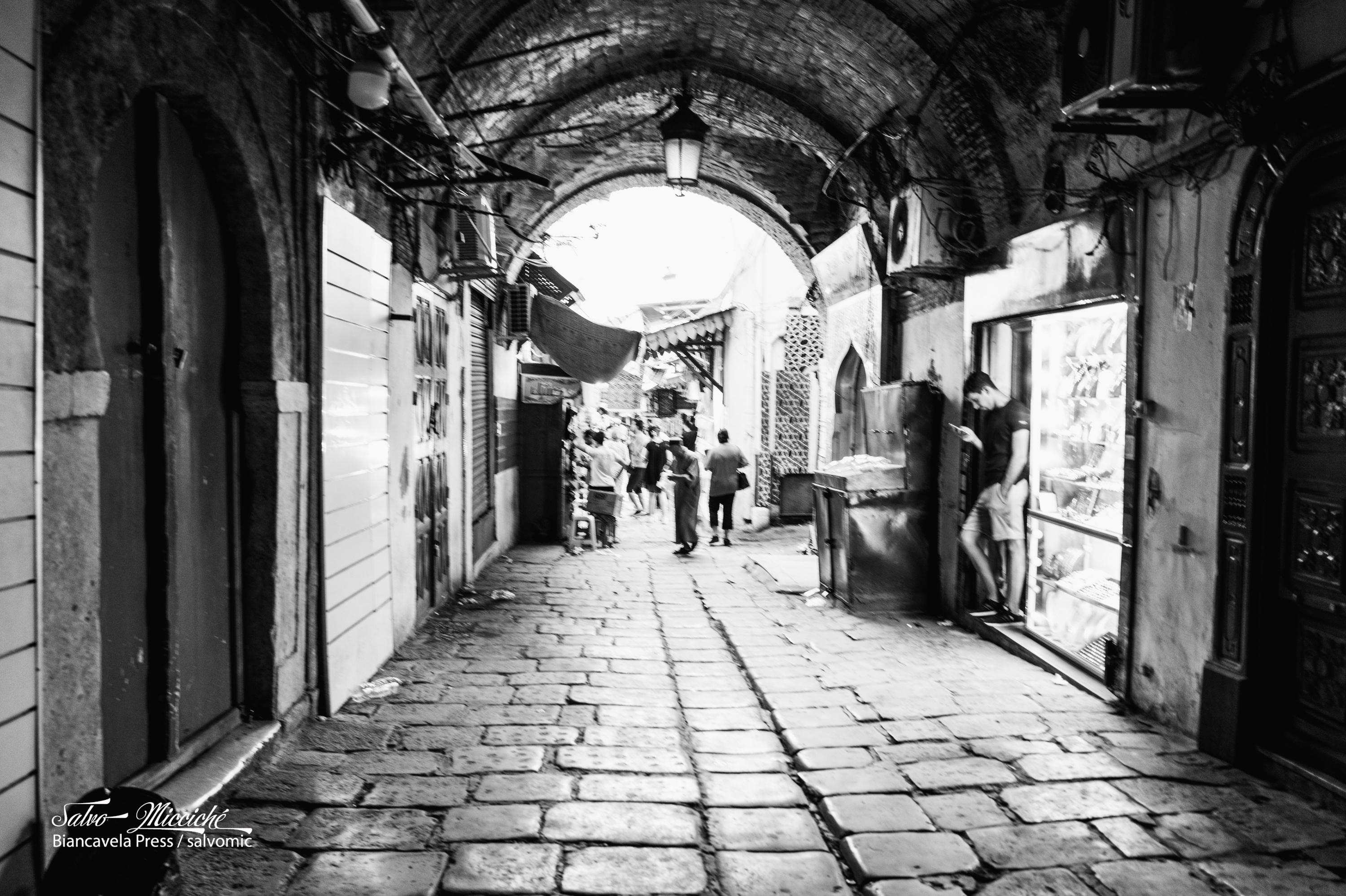 Médina Tunis 🇹🇳

ph Biancavela Press / @salvomic

#leica_camera #tunisia #africa #streetPhotography